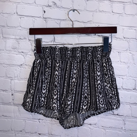 Rue21 Pants - Rue 21 Black & White Rayon High Waist shorts sz XS